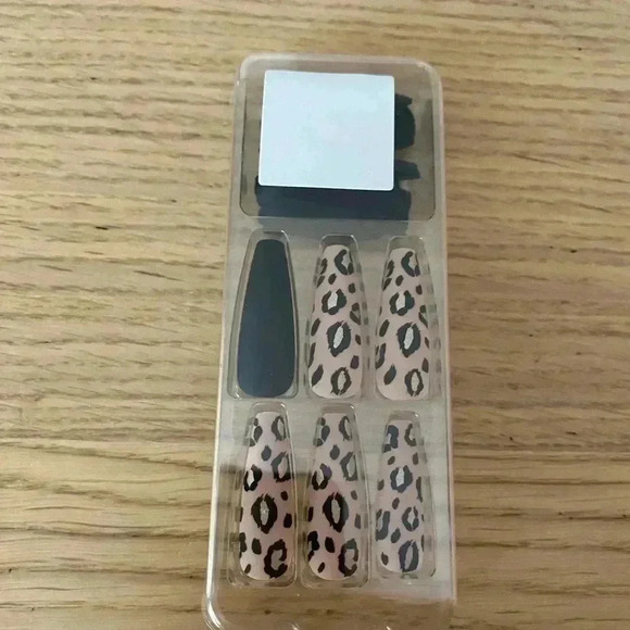 🆕 Kiss Fashion Design Black & Leopard Print Nails🆕 - Picture 3 of 4